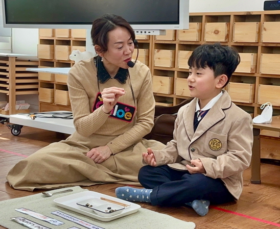 몬테소리 영어시간에 영어로 몬테소리 교구를 배워요.